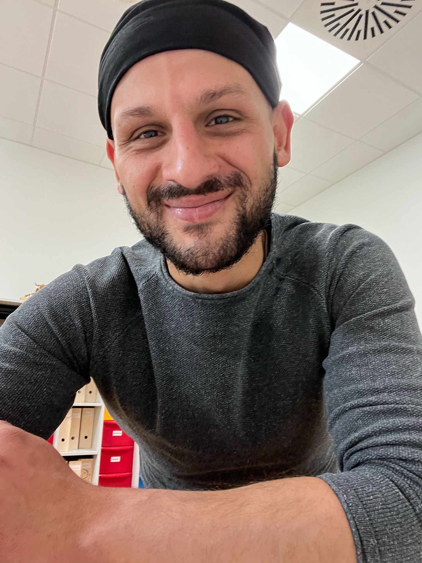 Anastasios Tzelepis, Personal Trainer im Raum Frankfurt – spezialisiert auf Rückengesundheit, Abnehmen, Regulation des Nervensystems und Kampfsporttraining